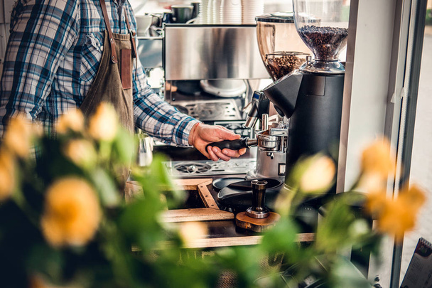 Ember előkészítéséért kávéfőző cappuccino - Fotó, kép