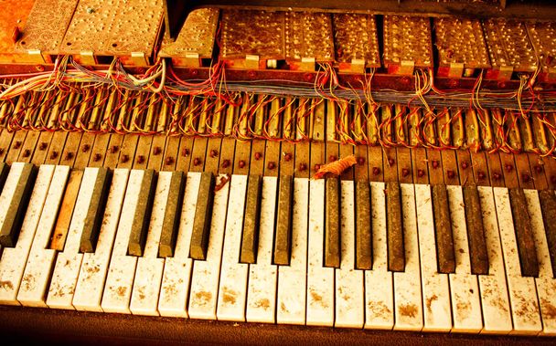 altes verstaubtes Vintage-Retro-kaputtes elektronisches Piano in Sepia - Foto, Bild