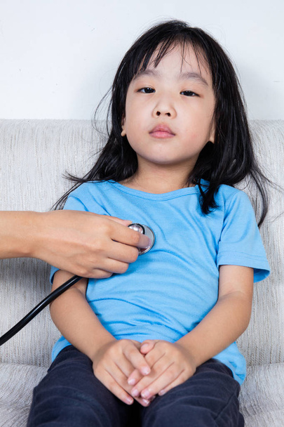 Asian Chinese little girl examine by doctor with stethoscope - Φωτογραφία, εικόνα