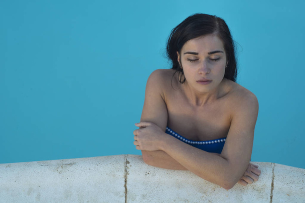Güzel kız. Mavi bir havuzda güzel esmer - Fotoğraf, Görsel