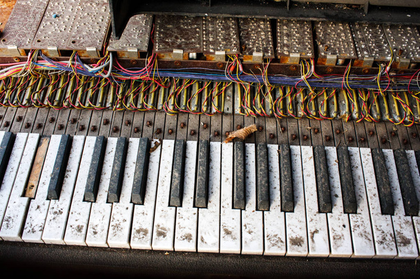 Старе пилене старовинне ретро зламане електронне піаніно
 - Фото, зображення