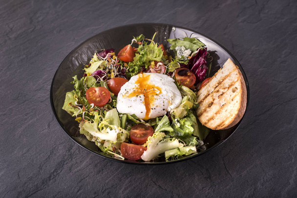Salat mit pochiertem Ei - Foto, Bild