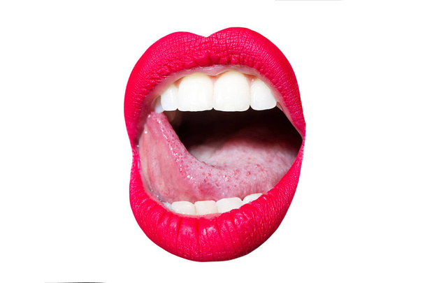 Seksikäs suu vaaleanpunaisella huulipunalla, valkoiset hampaat, viettelevä kieli, avoimet huulet. Huulikoni. Kosmetiikka naisten huulet
 - Valokuva, kuva