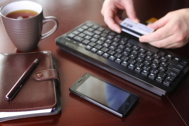 hombre paga por compras en línea con una tarjeta de crédito
 - Foto, Imagen