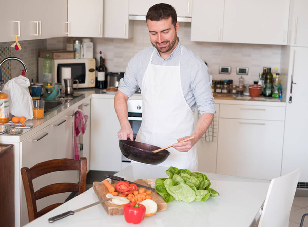 Az ember otthon főzés és az étel  - Fotó, kép