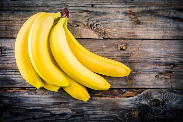 Joukko raaka orgaaninen banaani puinen tausta
 - Valokuva, kuva