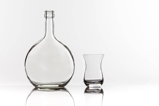 leere transparente Flasche und Glas - Foto, Bild