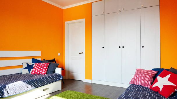Kids bedroom in orange and blue colors - Foto, afbeelding