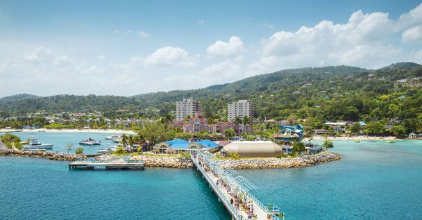 Панорама порта в Очо-Риос на Ямайке
 - Фото, изображение