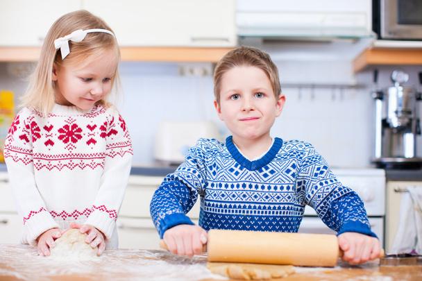 Kids baking cookies or pie - Fotografie, Obrázek