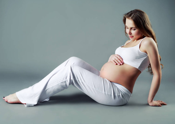 beautiful pregnant woman - Foto, afbeelding