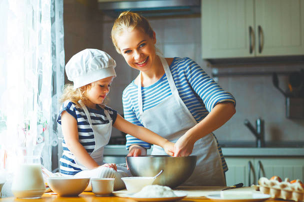 šťastná rodina v kuchyni. matka a dítě připravit těsto, Pečeme  - Fotografie, Obrázek