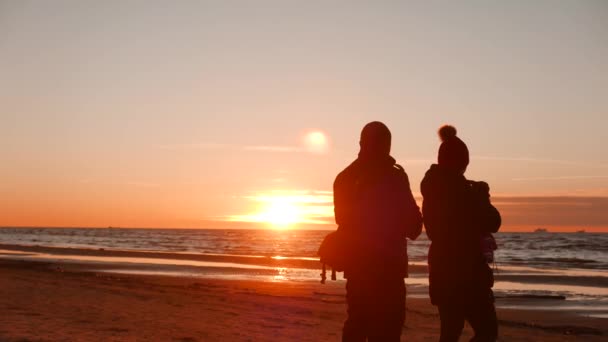 Frau, Mann und Hund bei Sonnenuntergang. - Filmmaterial, Video