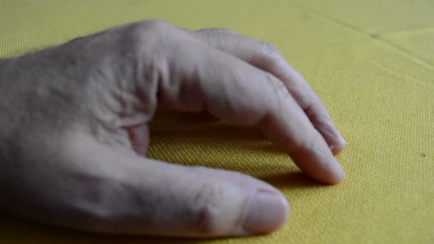 Mão batendo na mesa
 - Filmagem, Vídeo