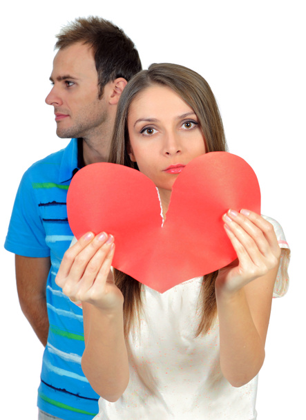 Пара влюбленных улыбается, держа в руках красное сердце
 - Фото, изображение