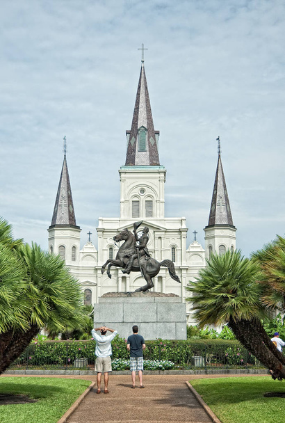 Jackson Square Park Estatua con Catedral de San Luis
 - Foto, Imagen