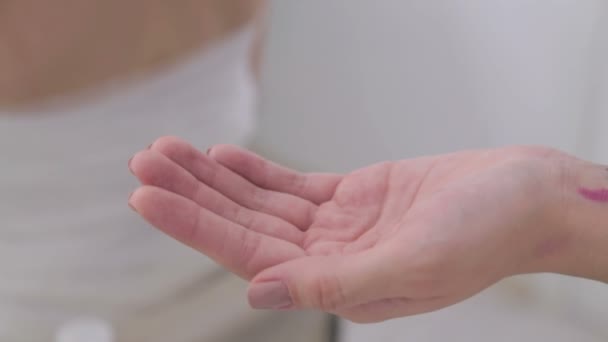 Gel capillaire sur la main des femmes
 - Séquence, vidéo