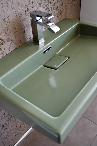 Lavabo y grifo de baño moderno
 - Foto, Imagen