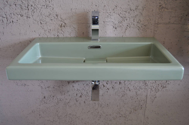 Modern fürdőszoba mosogató, és érintse meg - Fotó, kép