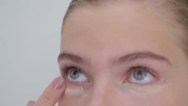 5 shots. rofessional make-up artist applying cream base eyeshadow primer to model eye - Materiał filmowy, wideo
