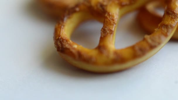 αλάτι pretzels περιστρεφόμενη  - Πλάνα, βίντεο