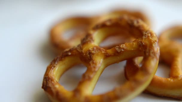 αλάτι pretzels περιστρεφόμενη - Πλάνα, βίντεο