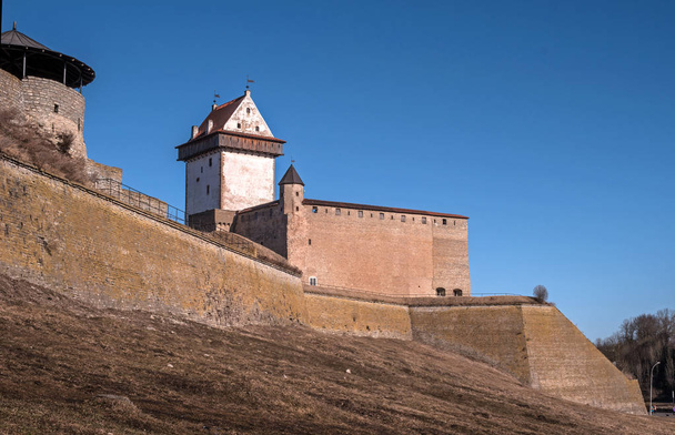 Narva, Estonia - Herman Castle on the banks of the river, opposite the Ivangorod fortress. - Foto, Imagen