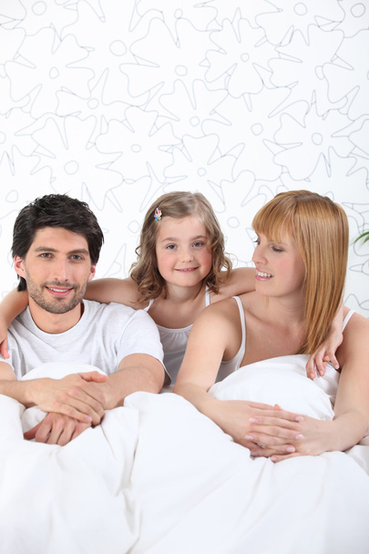 Родители и дочь в постели
 - Фото, изображение
