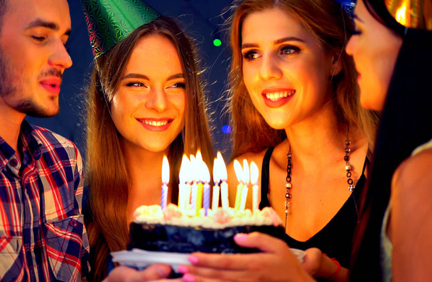 Happy vrienden verjaardagspartij met kaars viering gebak. - Foto, afbeelding