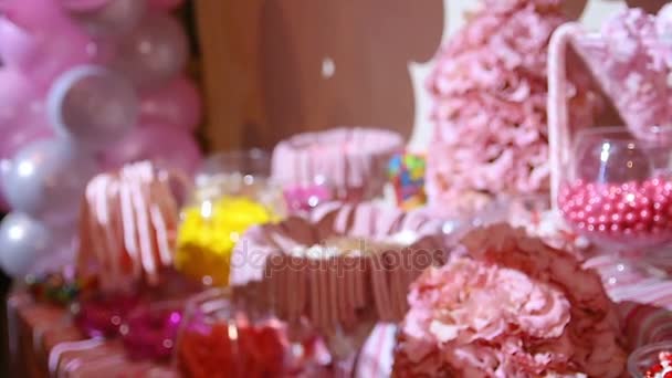 Színes édes finom nyúlós candy a gyermekek születésnapi partiján. - Felvétel, videó