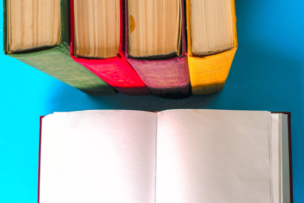Açık kitap, Masa lambası üzerinde renkli ciltli kitap yığını. Okula dönüş. Metin için yer kopyalayın - Fotoğraf, Görsel