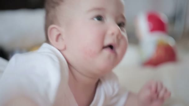 A szőnyeg kis boldog baba. - Felvétel, videó