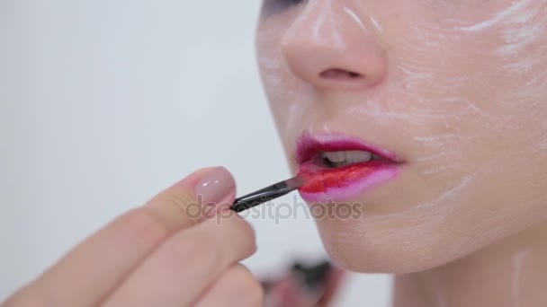 Três tiros. Pintura de lábios: artista de maquiagem profissional fazendo arte de maquiagem facial
 - Filmagem, Vídeo