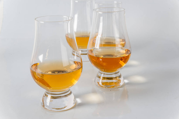 delizioso bicchiere di whisky single malt con un altro bicchiere su un wh
 - Foto, immagini