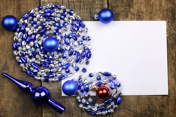 Composition Nouvel An avec guirlandes et ballons sur une table en bois
 - Photo, image