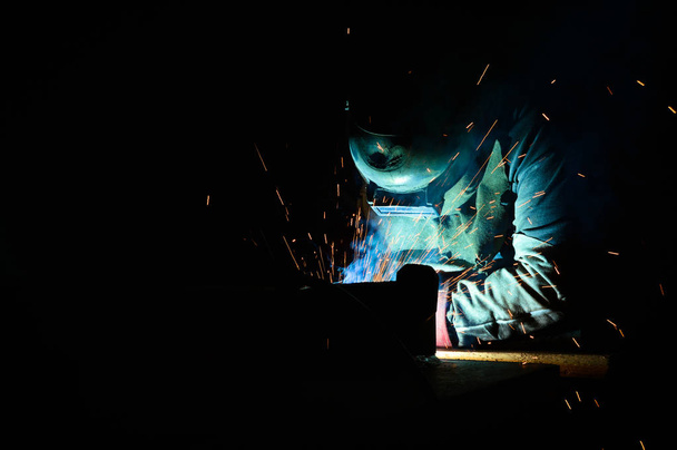 Un soldador industrial
 - Foto, Imagen