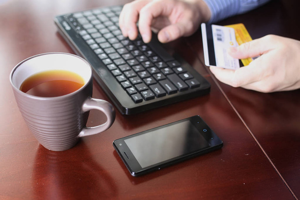 az ember fizet online vásárlás bankkártyával - Fotó, kép