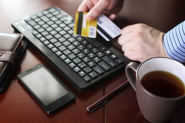 hombre paga por compras en línea con una tarjeta de crédito
 - Foto, Imagen