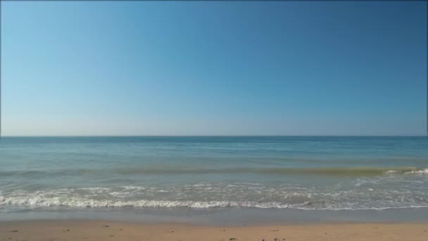 砂と海。水平線と青い水. - 映像、動画