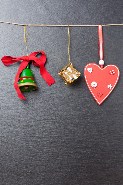 クリスマスの飾り： 緑の鐘、黄金のドラム、赤いハート - 写真・画像