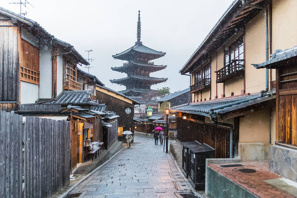 ihmiset kadulla lähellä japanilainen pagodi
  - Valokuva, kuva