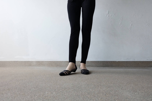 Mujer en pantalones negros y zapatos negros
  - Foto, Imagen