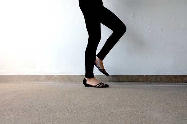 Woman in Black Pants and Black Shoes  - Foto, afbeelding