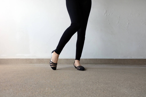 Woman in Black Pants and Black Shoes  - Foto, afbeelding