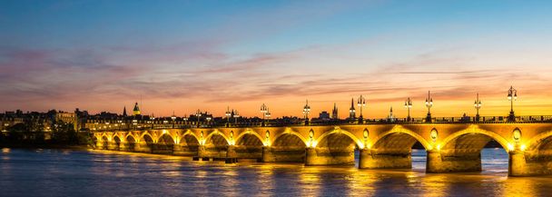 Vieux pont pierreux à Bordeaux
 - Photo, image