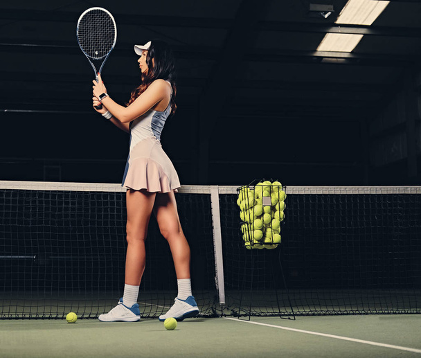 Joueuse de tennis posant sur le court
 - Photo, image