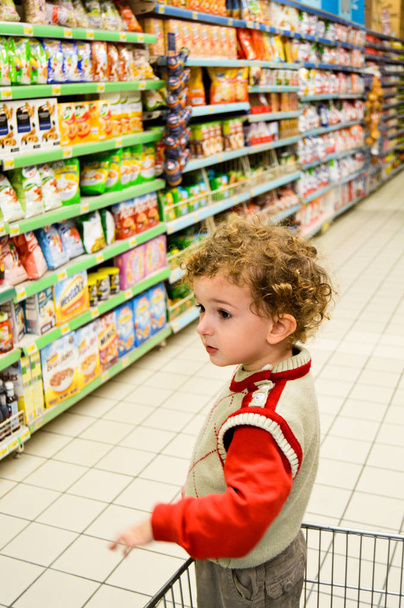 Szupermarket és a gyermekek - Fotó, kép