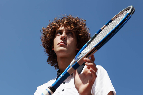 теннисист с ракеткой во время матча
 - Фото, изображение