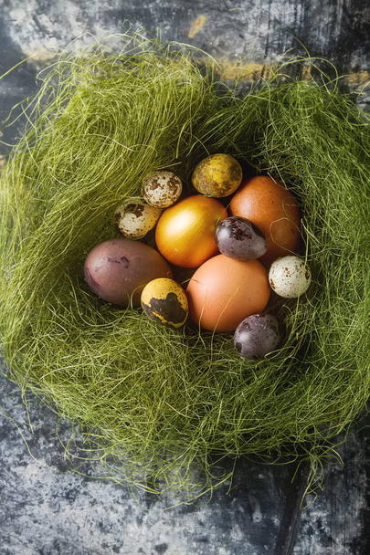 Multi-colored Easter egg. Golden eggs. Dark background. Spring h - Φωτογραφία, εικόνα