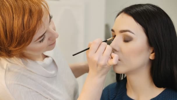 Zbliżenie: make-up artist nałożeniem makijażu do rzęs - Materiał filmowy, wideo